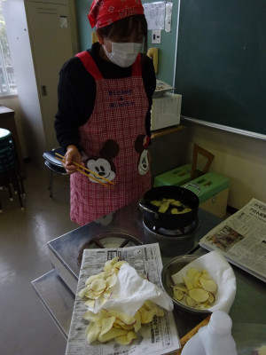 サツマイモで調理／ポテトチップス、大学芋 (19)