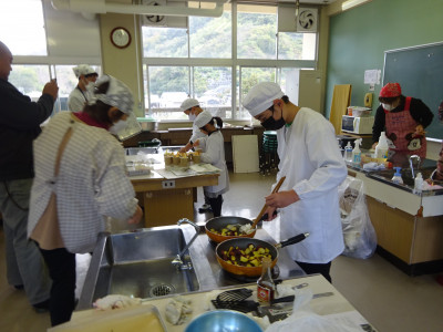 サツマイモで調理／ポテトチップス、大学芋 (25)