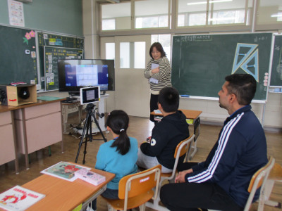 川滝小学校とのオンライン交流／外国語活動 (2)