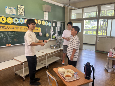 東川先生お誕生給食 (2)